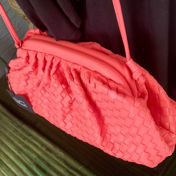 WOVEN CORAL POUCHY CLUTCH 🩷CLOSEOUT DEAL NWT 🩷 DESIGNER INSPIRED Vegan Leather - Picture 4 of 9
